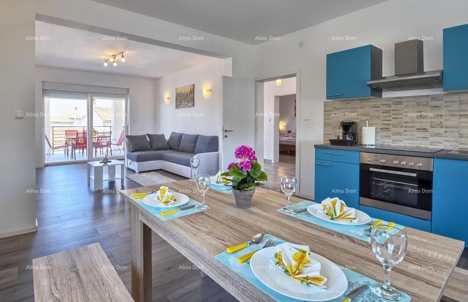 Vendita di un appartamento su due piani con grande giardino e garage, Ližnjan!