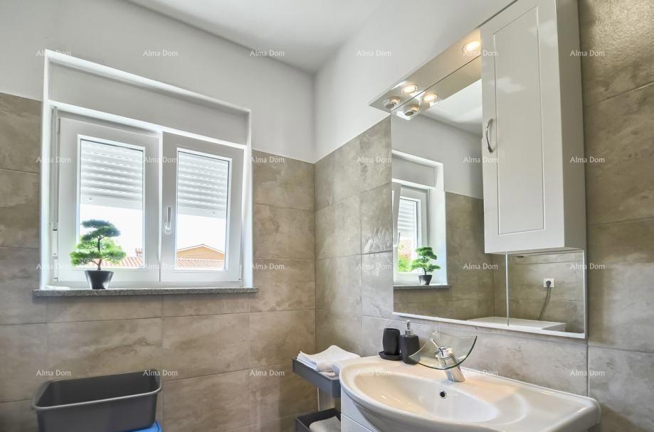 Vendita di un appartamento su due piani con grande giardino e garage, Ližnjan!