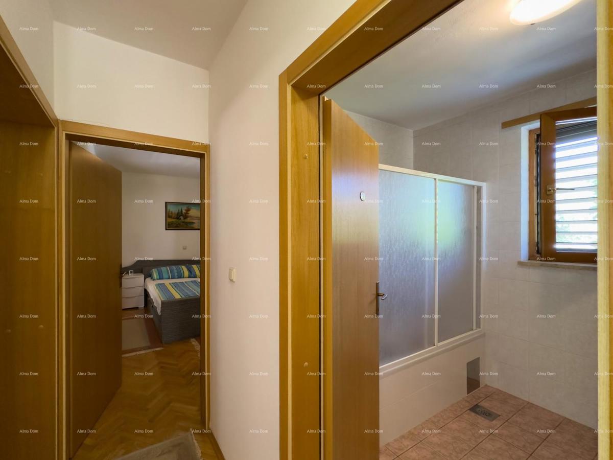 Vendiamo una casa con appartamenti in una posizione tranquilla a Medulin!