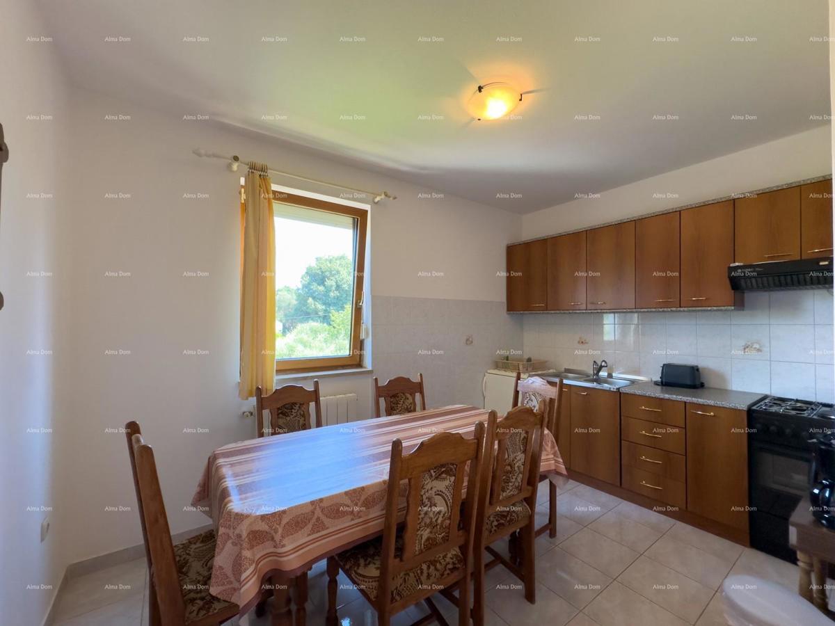 Vendiamo una casa con appartamenti in una posizione tranquilla a Medulin!