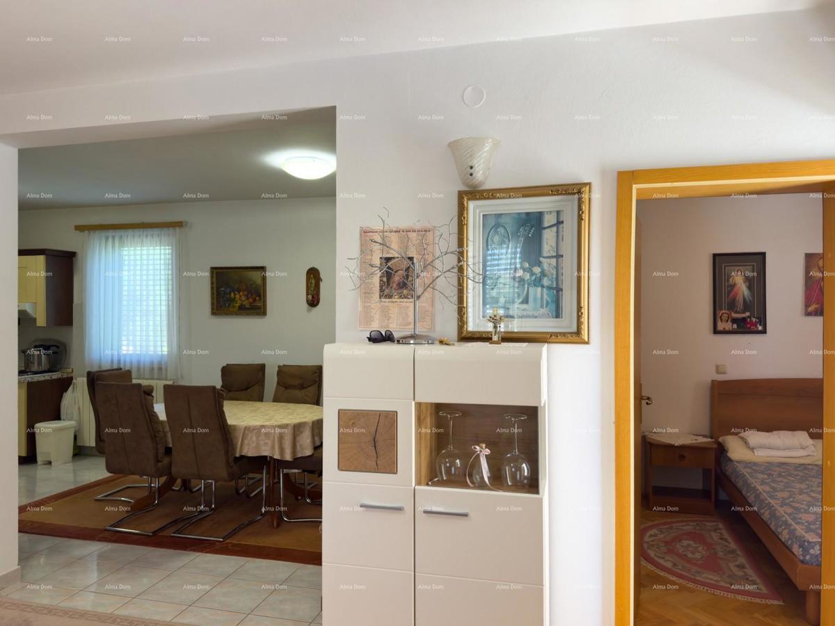 Vendiamo una casa con appartamenti in una posizione tranquilla a Medulin!