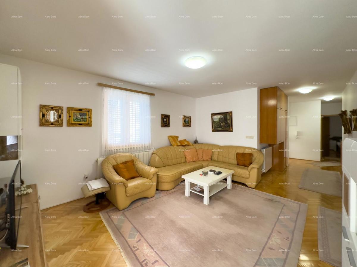 Vendiamo una casa con appartamenti in una posizione tranquilla a Medulin!