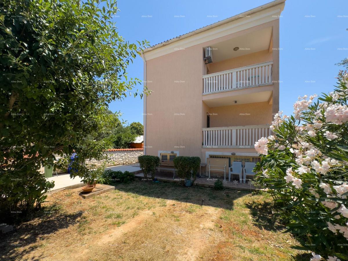 Vendiamo una casa con appartamenti in una posizione tranquilla a Medulin!