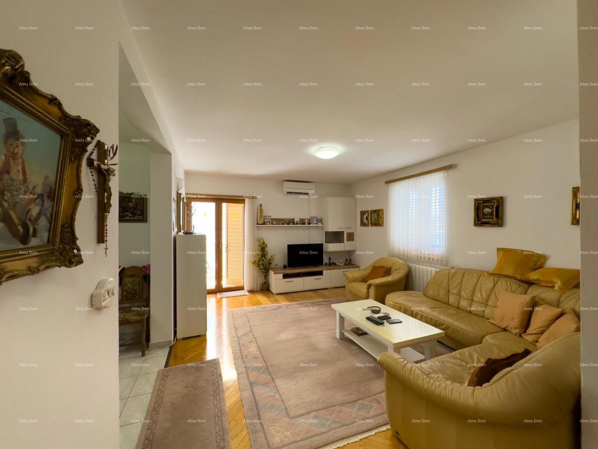 Vendiamo una casa con appartamenti in una posizione tranquilla a Medulin!