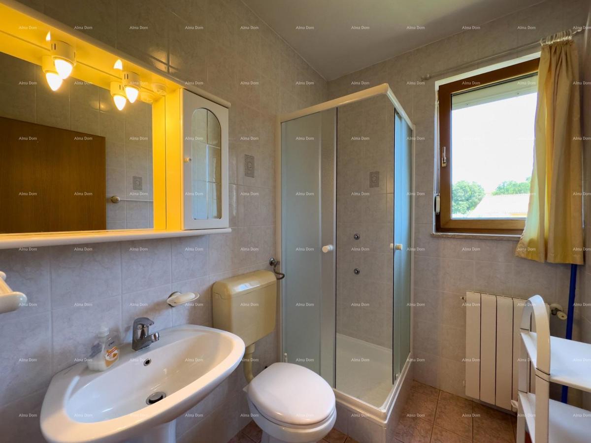 Vendiamo una casa con appartamenti in una posizione tranquilla a Medulin!