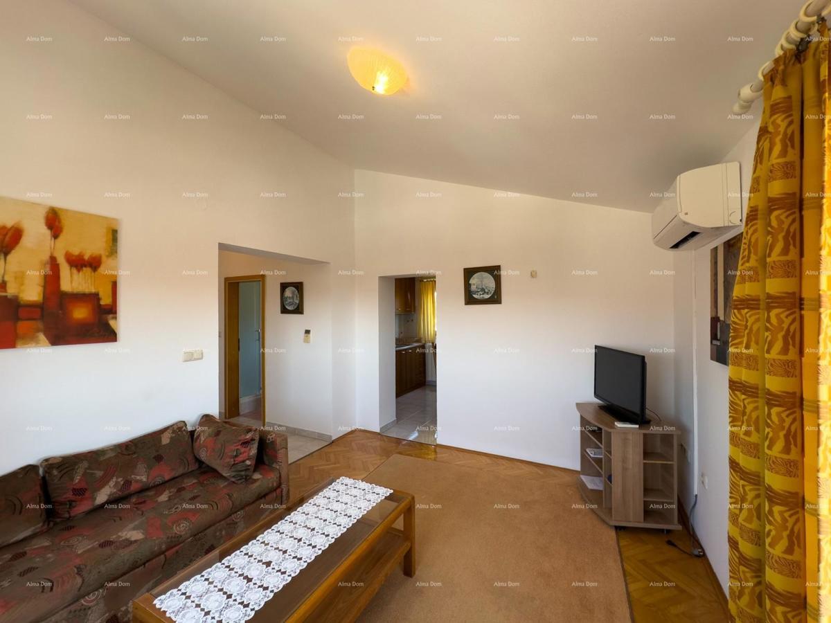 Vendiamo una casa con appartamenti in una posizione tranquilla a Medulin!