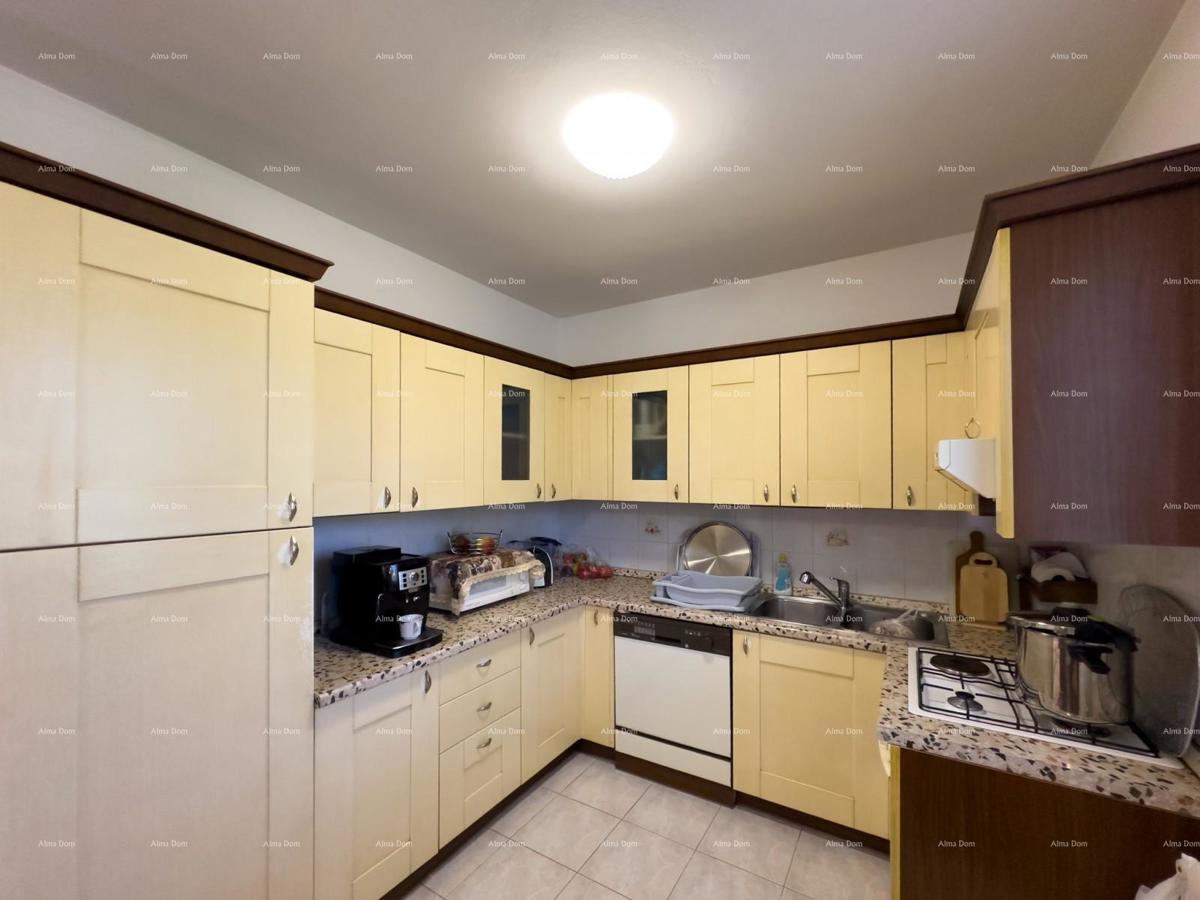 Vendiamo una casa con appartamenti in una posizione tranquilla a Medulin!