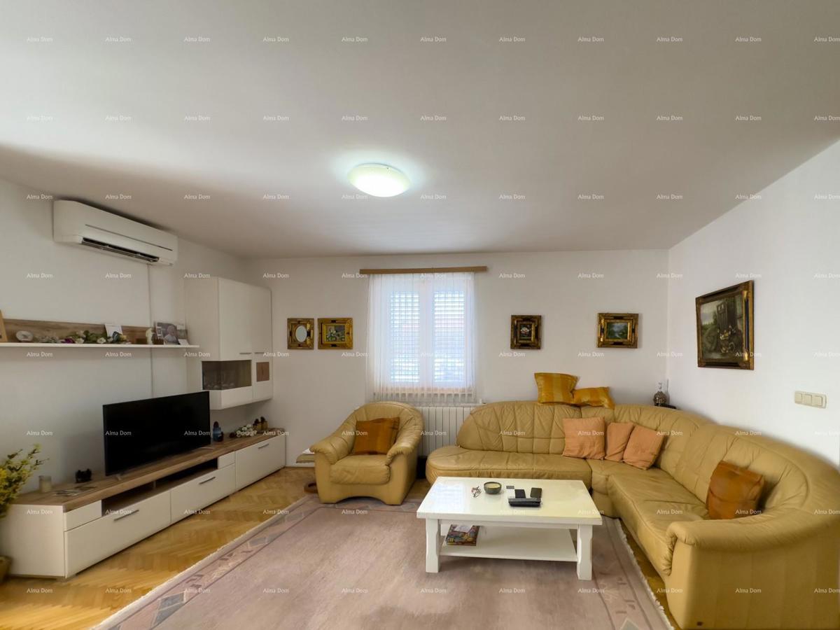 Vendiamo una casa con appartamenti in una posizione tranquilla a Medulin!