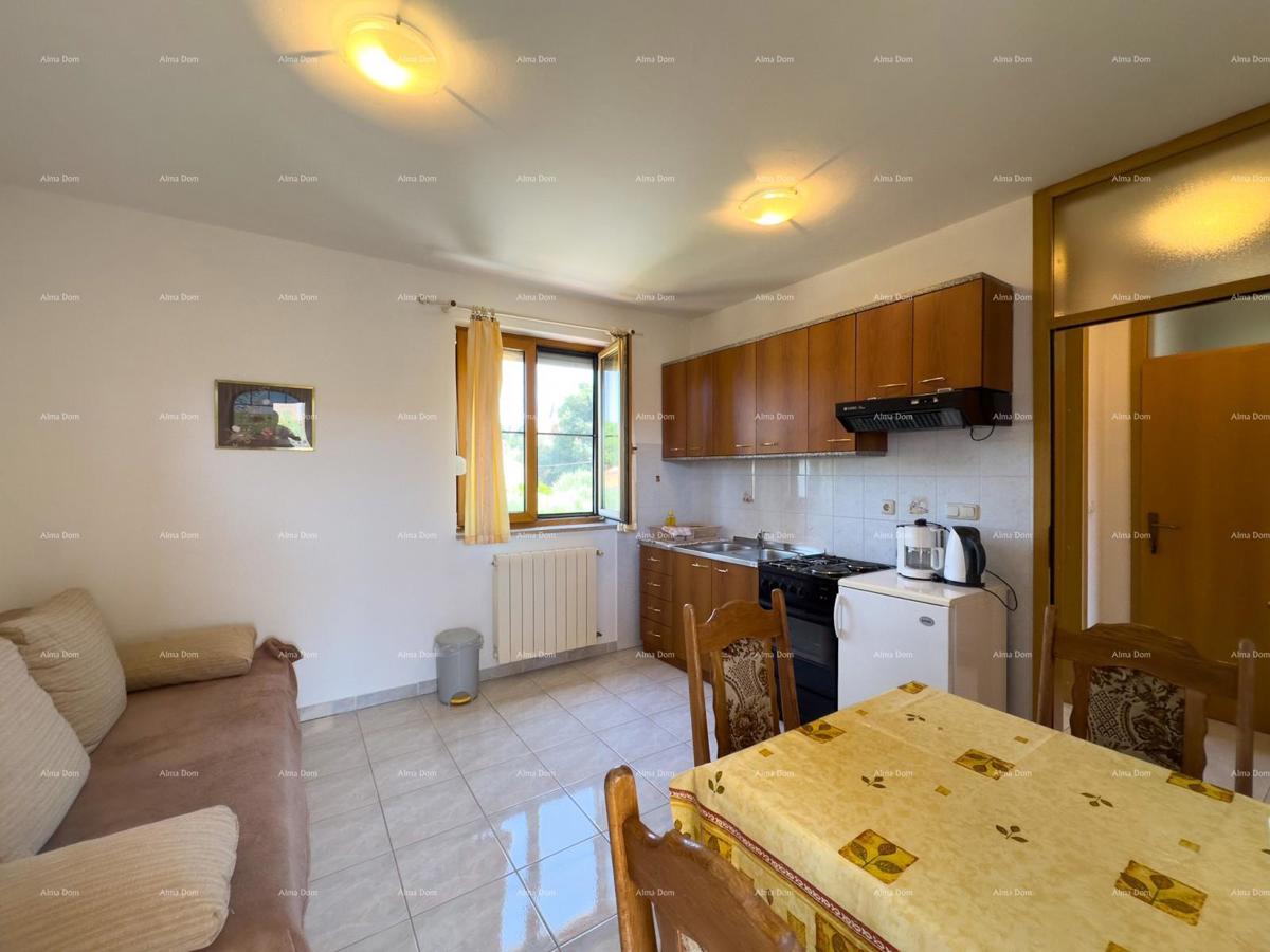 Vendiamo una casa con appartamenti in una posizione tranquilla a Medulin!