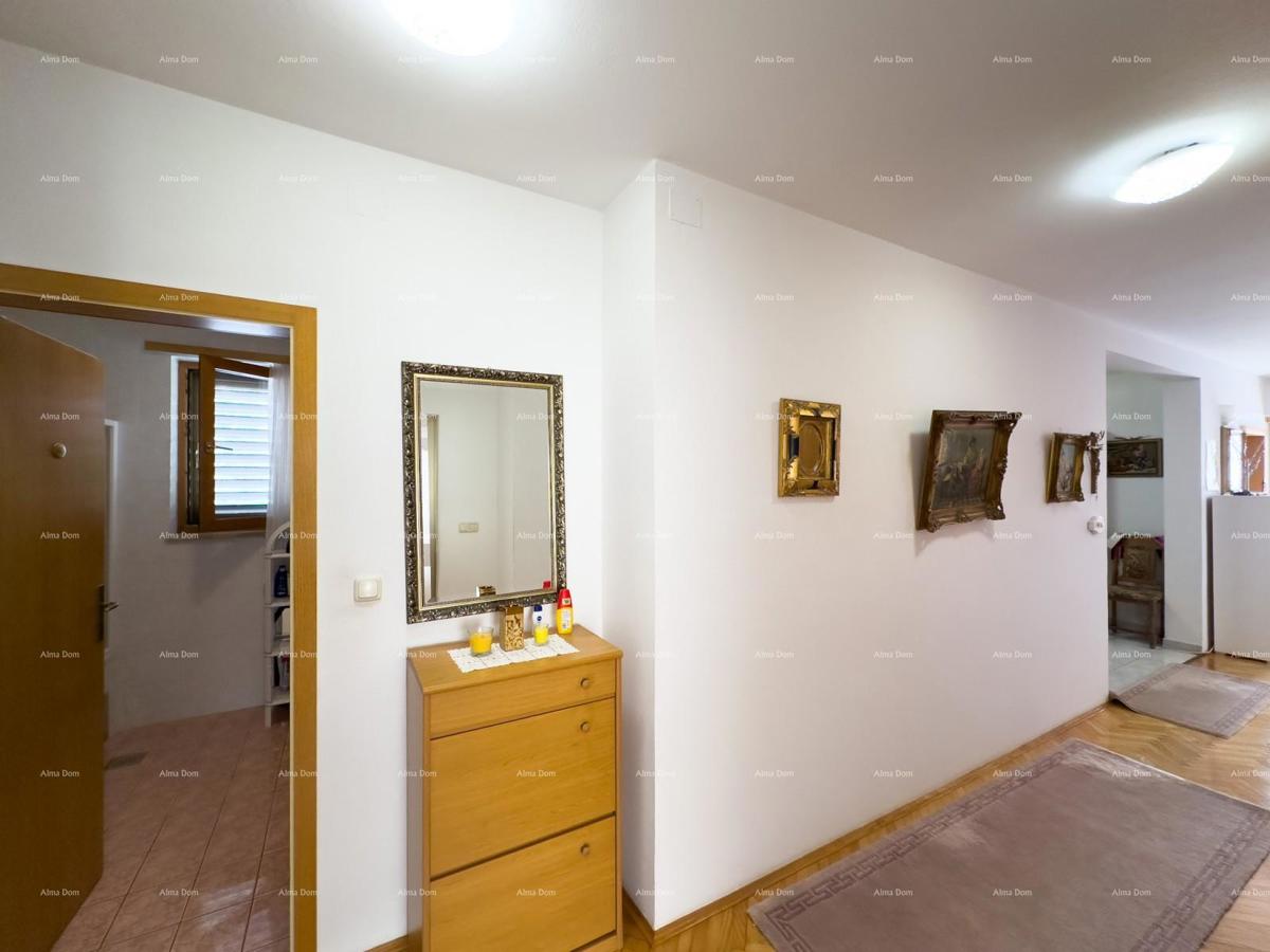 Vendiamo una casa con appartamenti in una posizione tranquilla a Medulin!