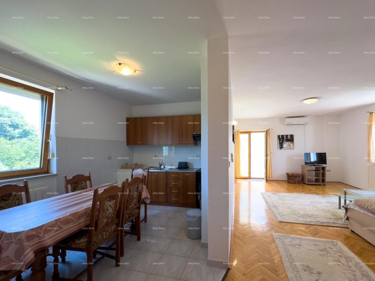 Vendiamo una casa con appartamenti in una posizione tranquilla a Medulin!