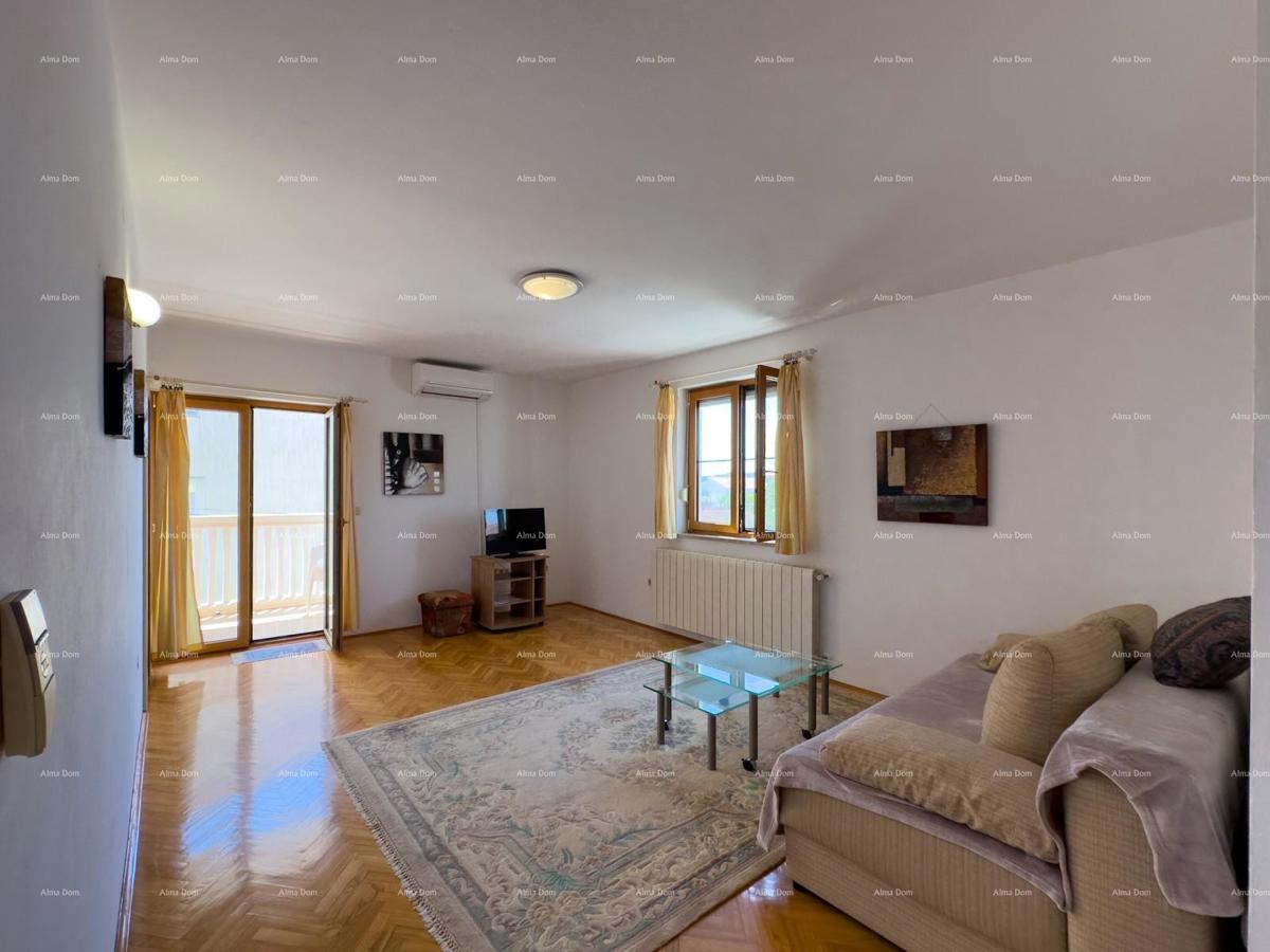 Vendiamo una casa con appartamenti in una posizione tranquilla a Medulin!