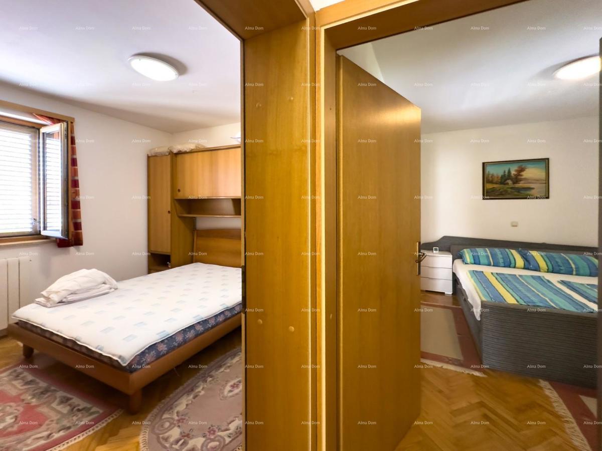 Vendiamo una casa con appartamenti in una posizione tranquilla a Medulin!