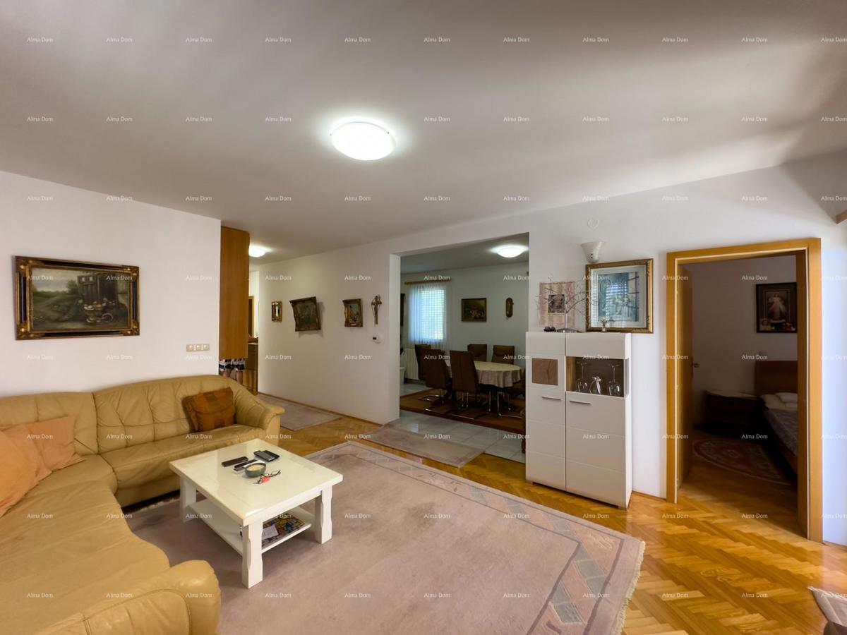 Vendiamo una casa con appartamenti in una posizione tranquilla a Medulin!