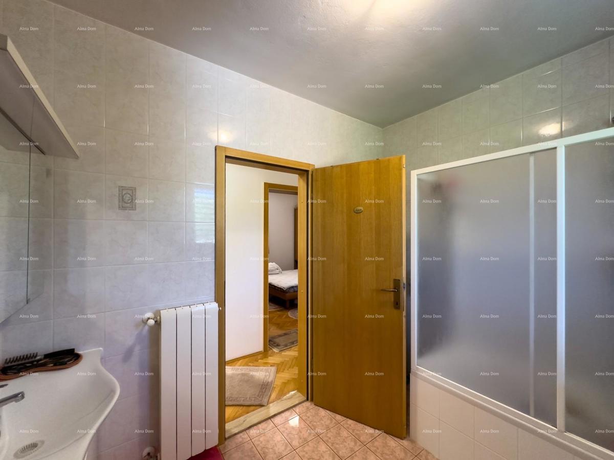 Vendiamo una casa con appartamenti in una posizione tranquilla a Medulin!