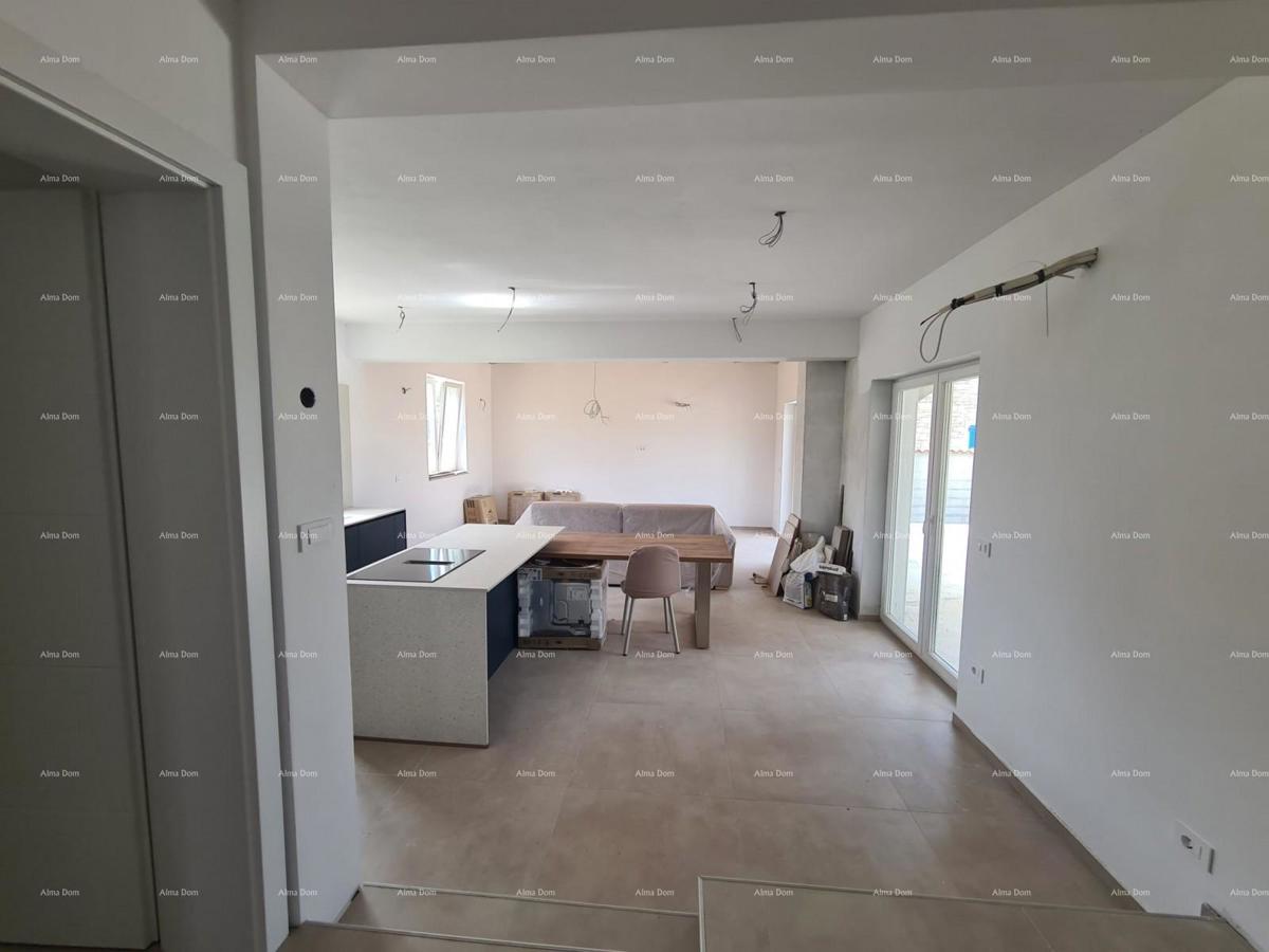 Elegante villa in un ambiente tranquillo vicino al mare con vista su vigneti e uliveti