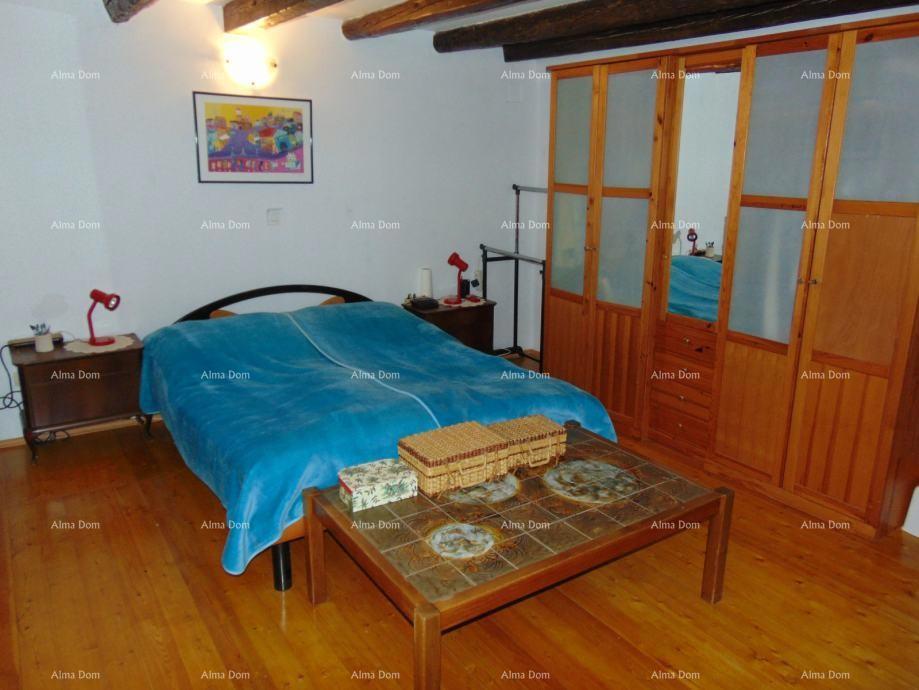 Casa spaziosa a Marčana con tre piani e giardino in vendita.