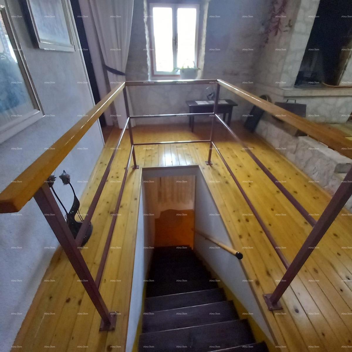 Casa spaziosa a Marčana con tre piani e giardino in vendita.