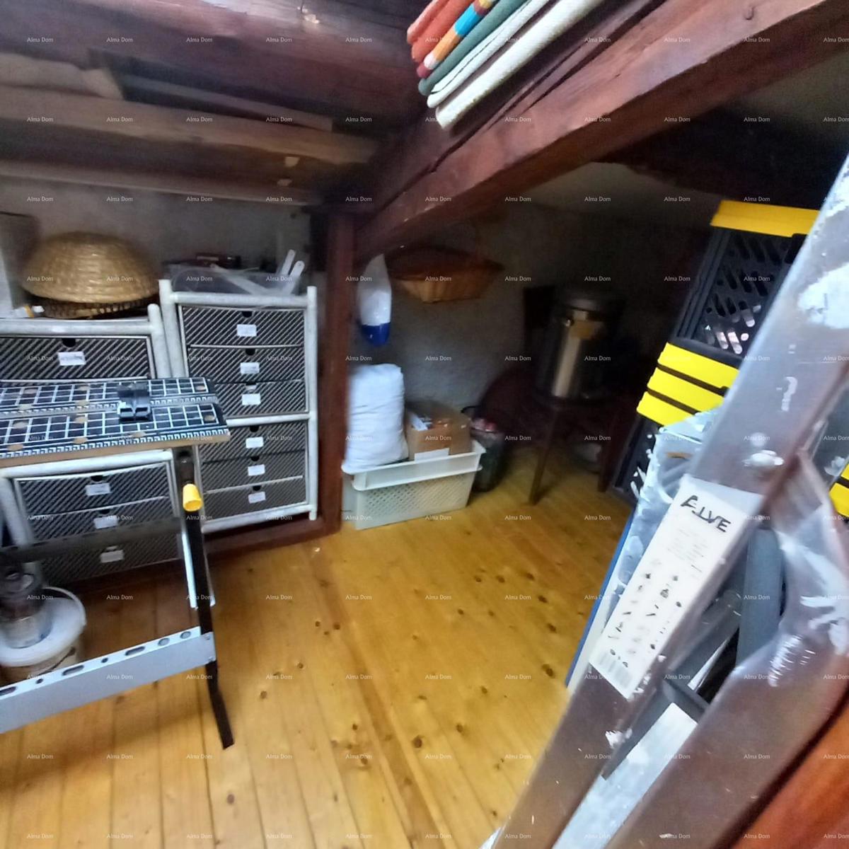 Casa spaziosa a Marčana con tre piani e giardino in vendita.