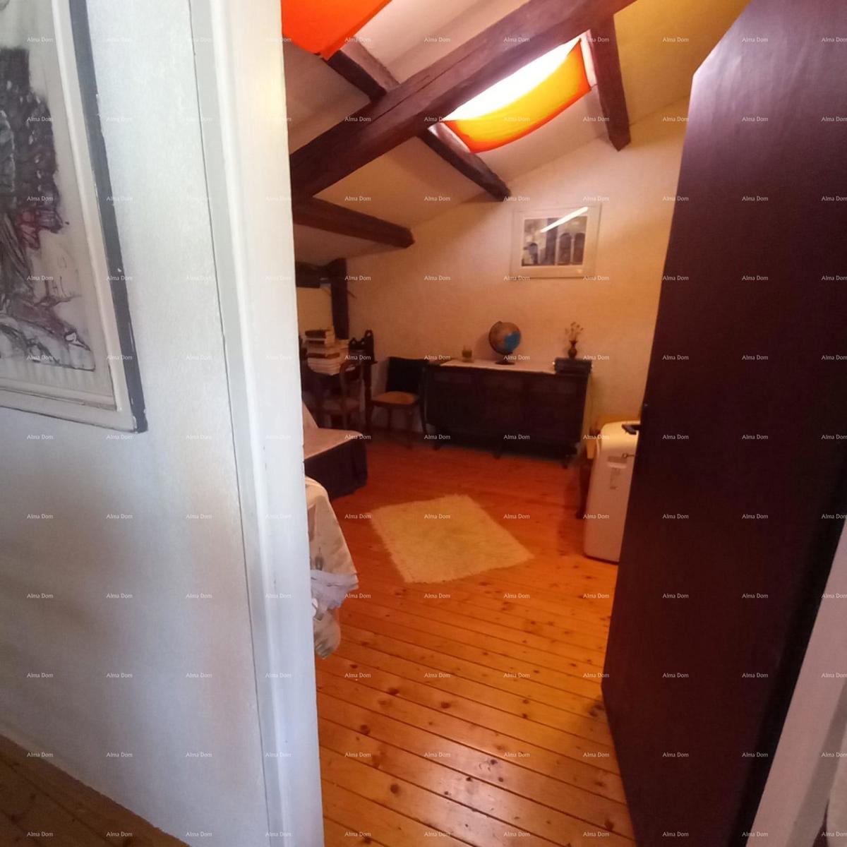 Casa spaziosa a Marčana con tre piani e giardino in vendita.