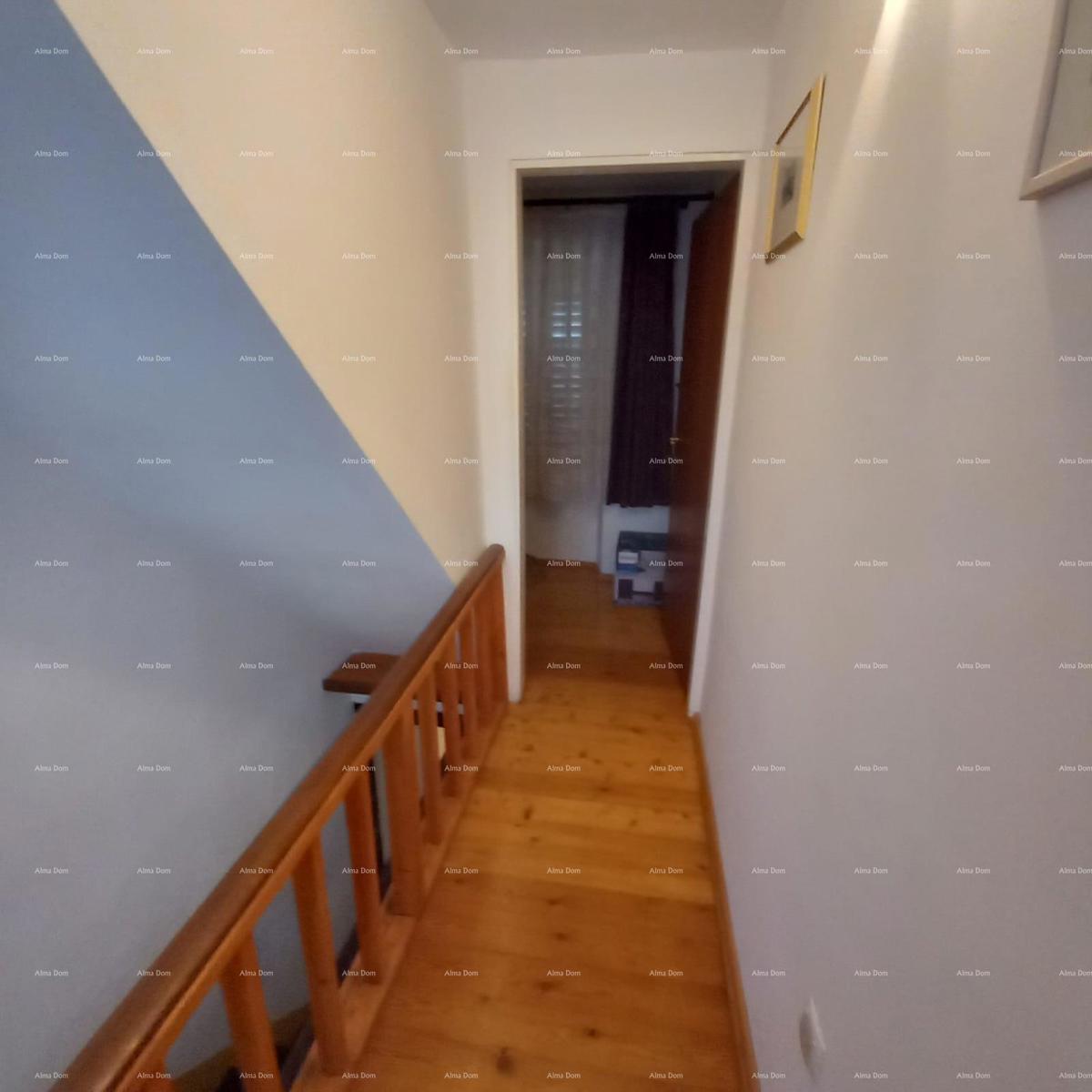 Casa spaziosa a Marčana con tre piani e giardino in vendita.