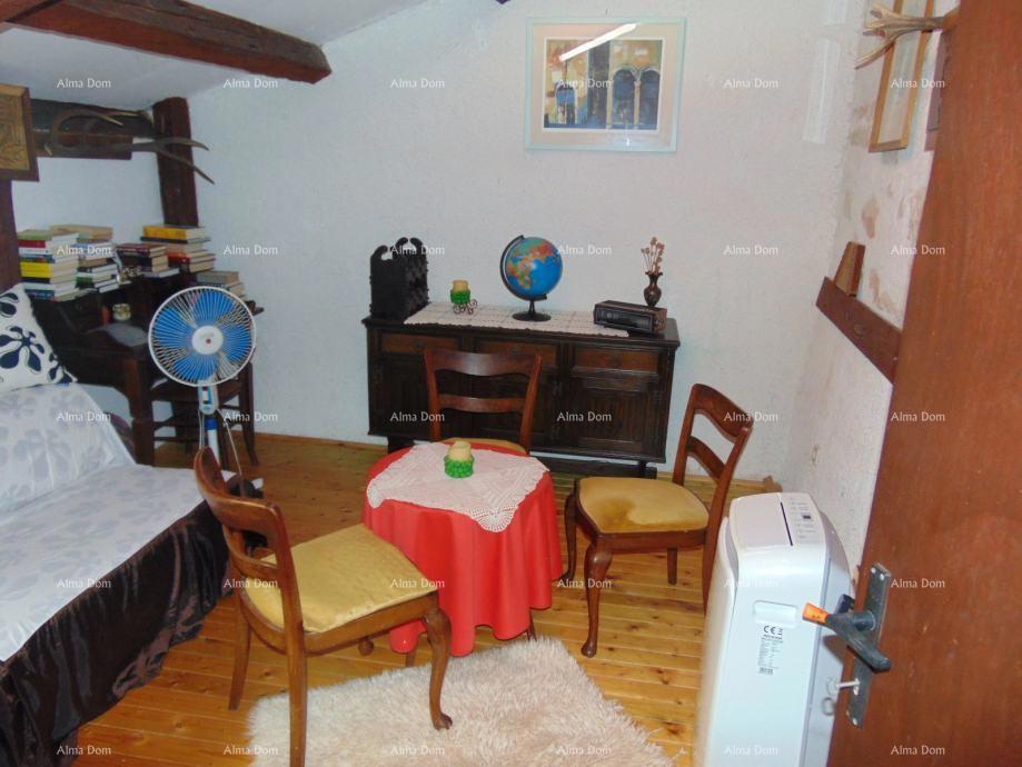 Casa spaziosa a Marčana con tre piani e giardino in vendita.