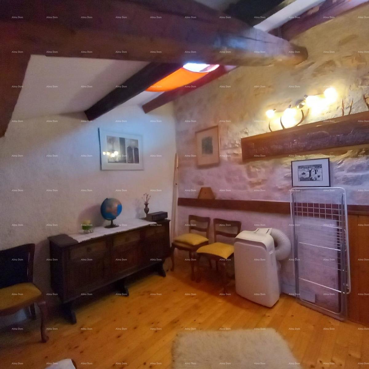 Casa spaziosa a Marčana con tre piani e giardino in vendita.