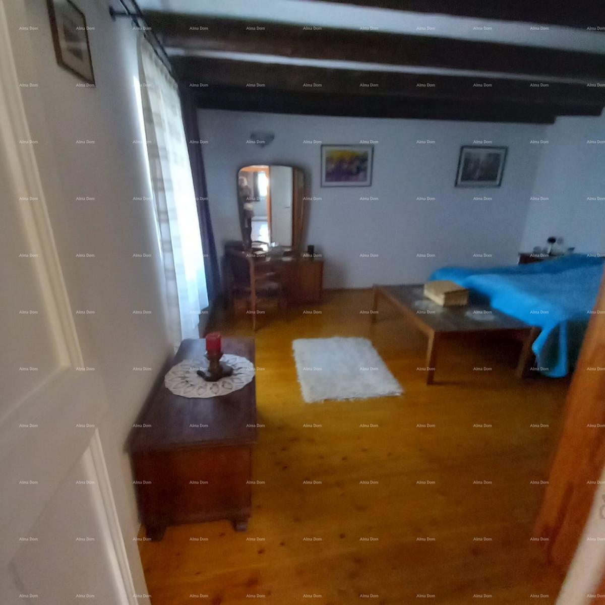 Casa spaziosa a Marčana con tre piani e giardino in vendita.