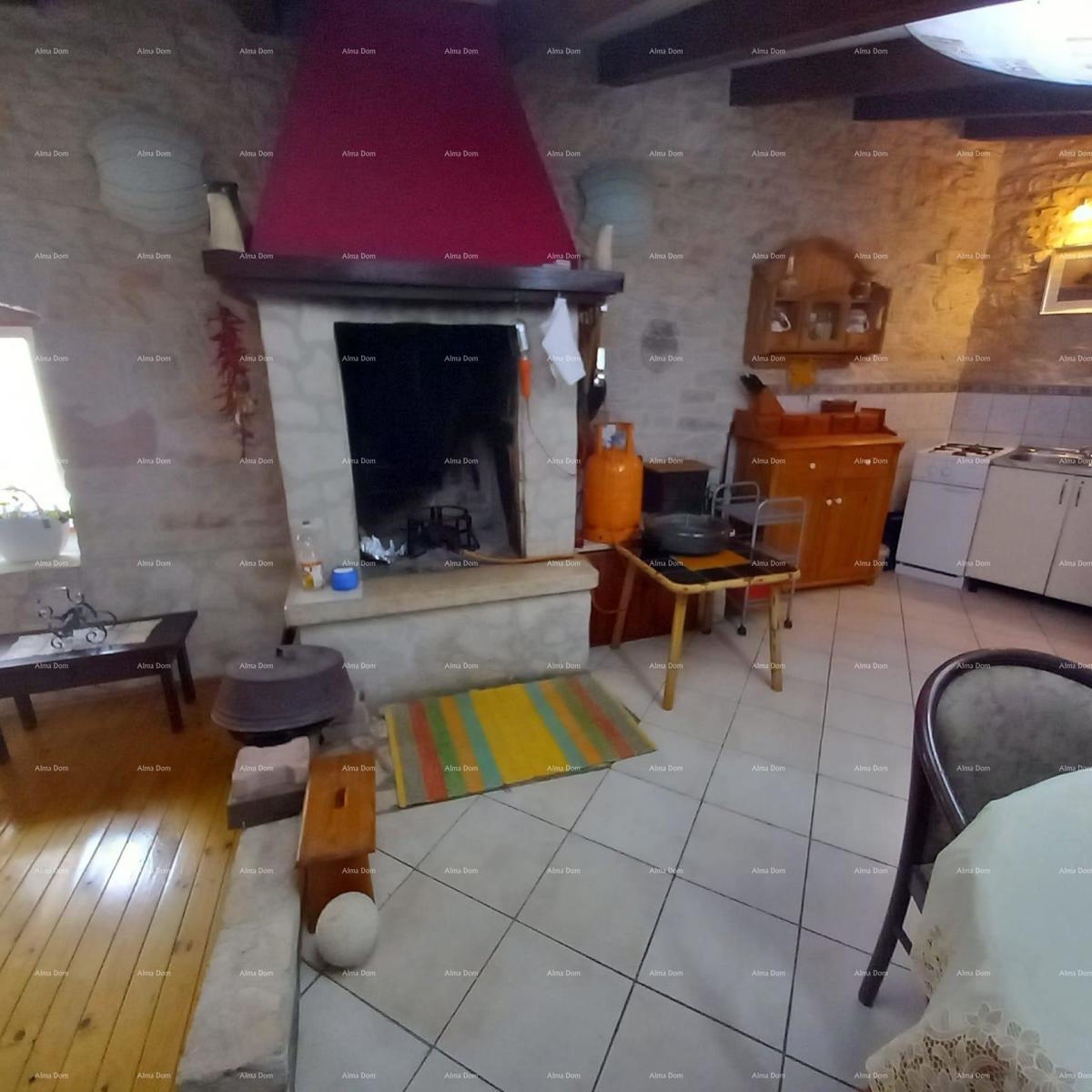 Casa spaziosa a Marčana con tre piani e giardino in vendita.