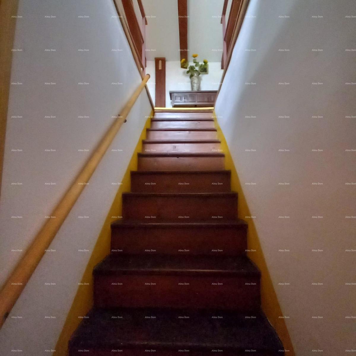 Casa spaziosa a Marčana con tre piani e giardino in vendita.