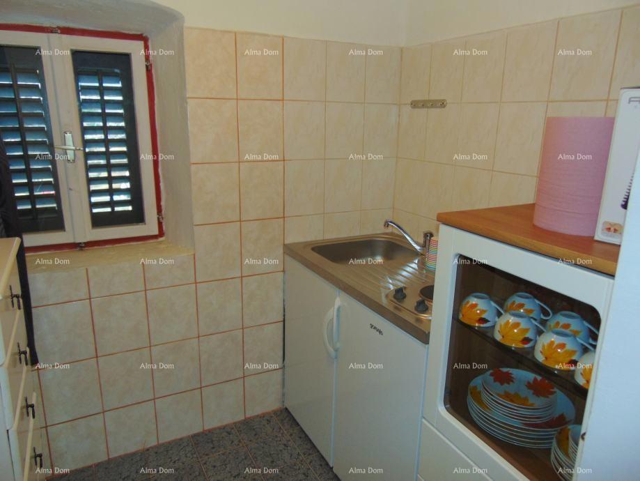 Casa spaziosa a Marčana con tre piani e giardino in vendita.