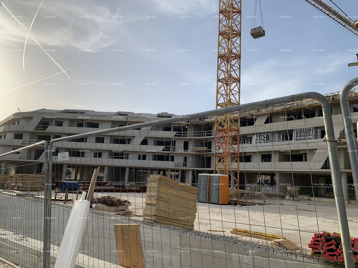 Parenzo, edificio residenziale e commerciale in costruzione con appartamenti e garage sotterranei