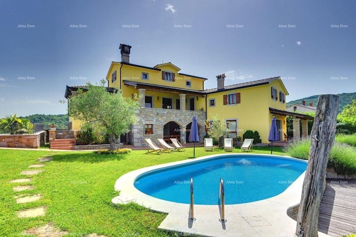 È in vendita una bellissima villa con piscina vicino a Pisino