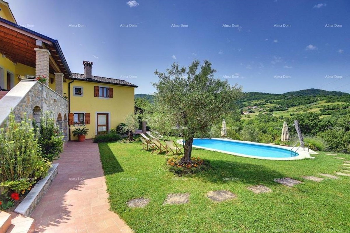 È in vendita una bellissima villa con piscina vicino a Pisino