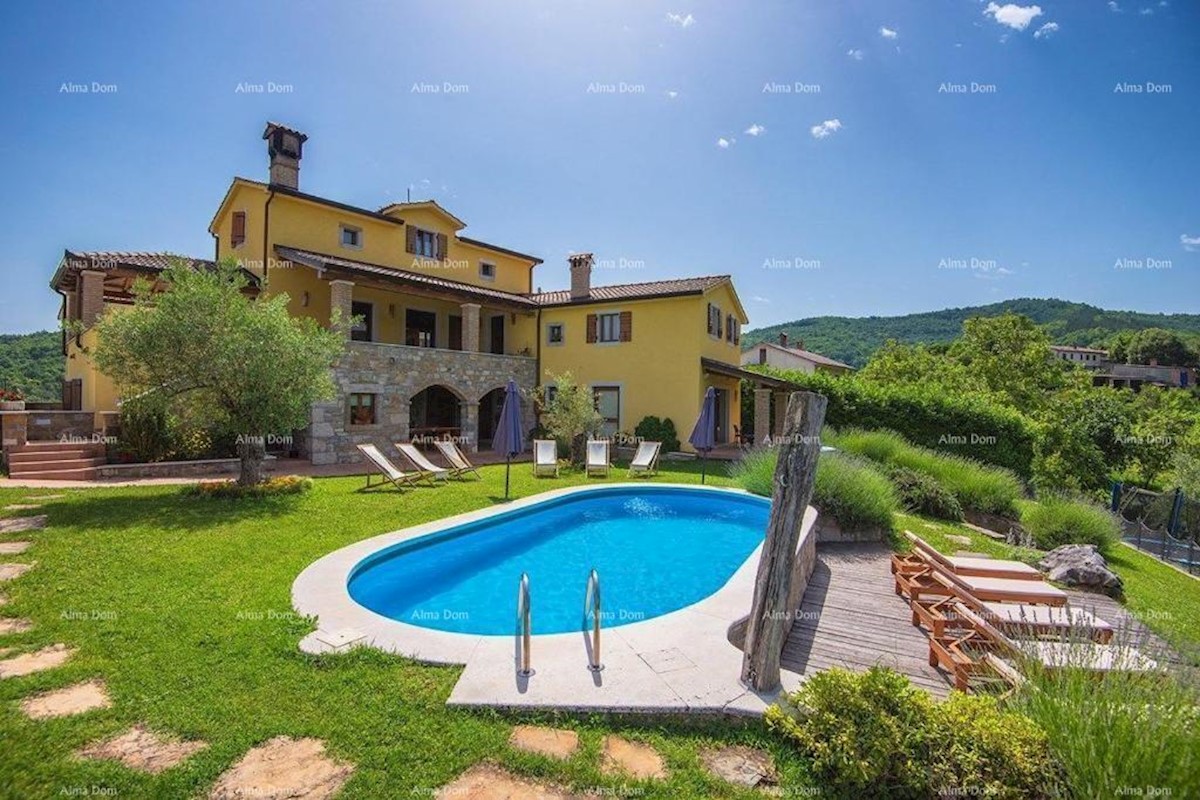 È in vendita una bellissima villa con piscina vicino a Pisino