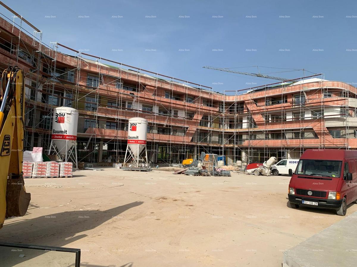 Parenzo, edificio residenziale e commerciale in costruzione con appartamenti e garage sotterranei