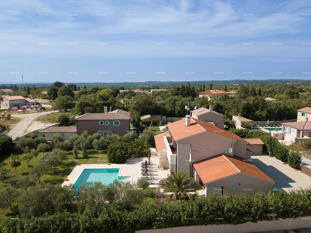 Una bella casa  con una piscina