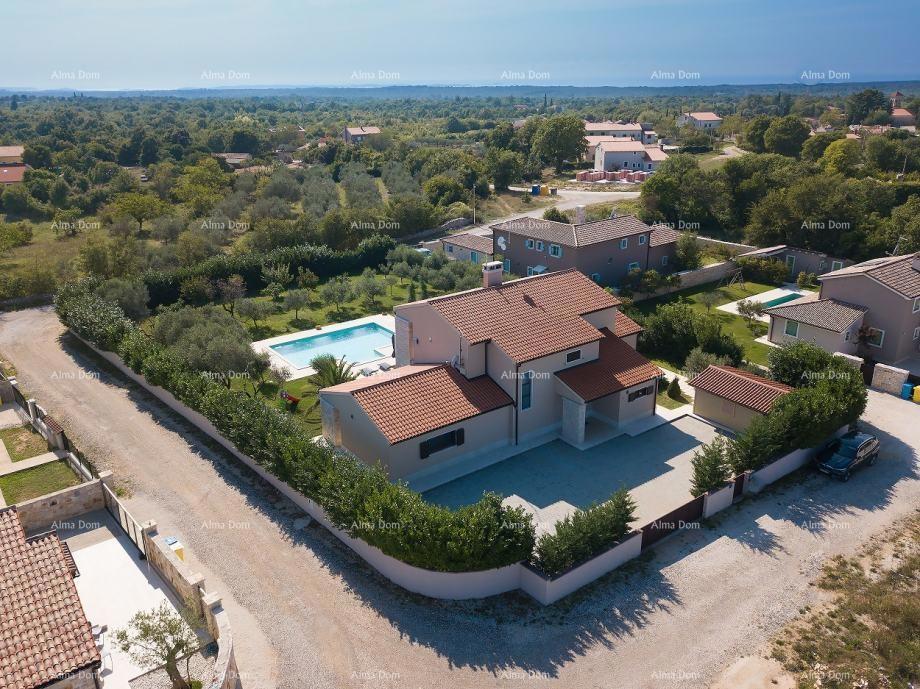 Una bella casa  con una piscina