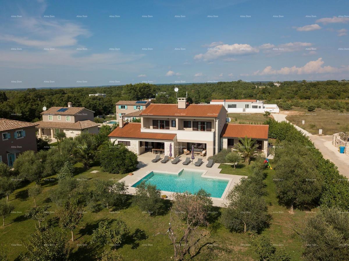 Una bella casa  con una piscina