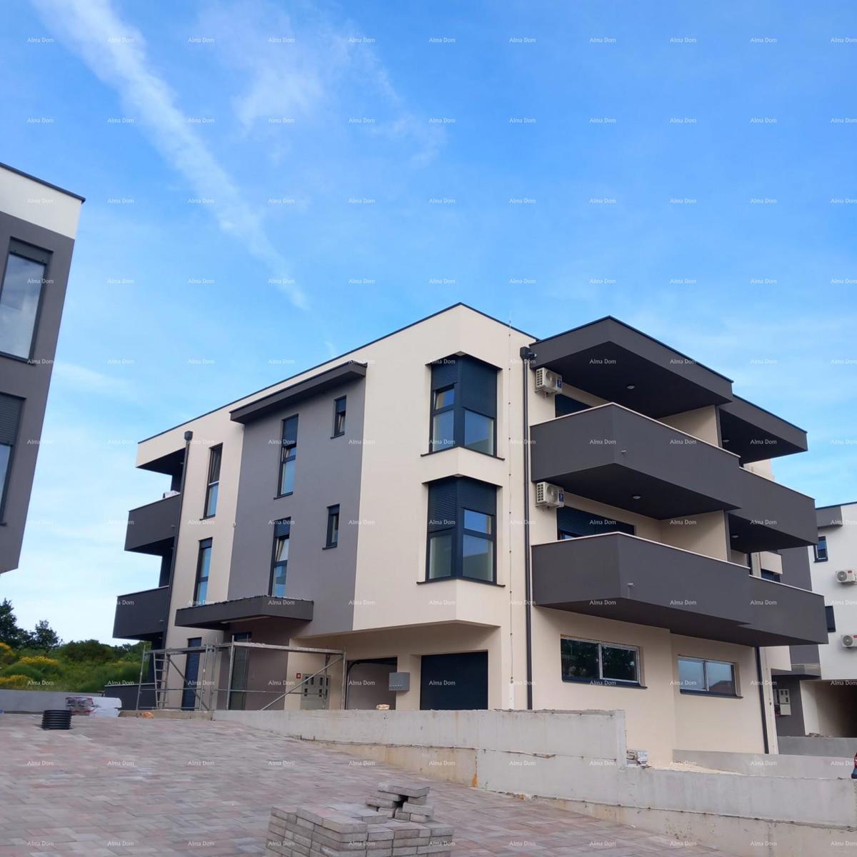 Nuova costruzione! Vendita di un appartamento con due camere da letto e garage. Vicinanza al mare! Medulin!