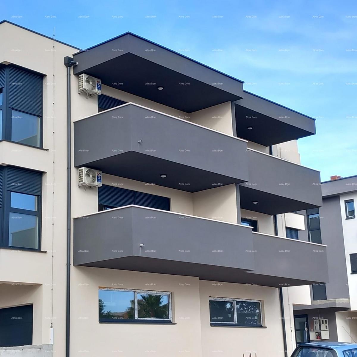 Nuova costruzione! Vendita di un appartamento con due camere da letto e garage. Vicinanza al mare! Medulin!