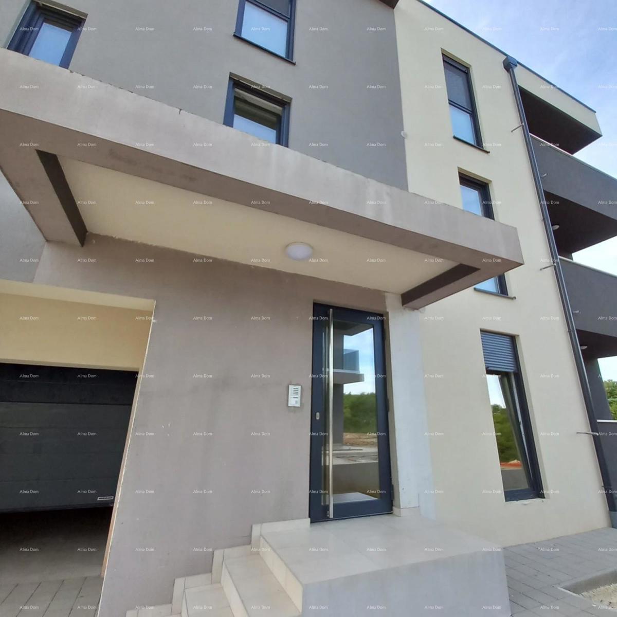 Nuova costruzione! Vendita di un appartamento con due camere da letto e garage. Vicinanza al mare! Medulin!