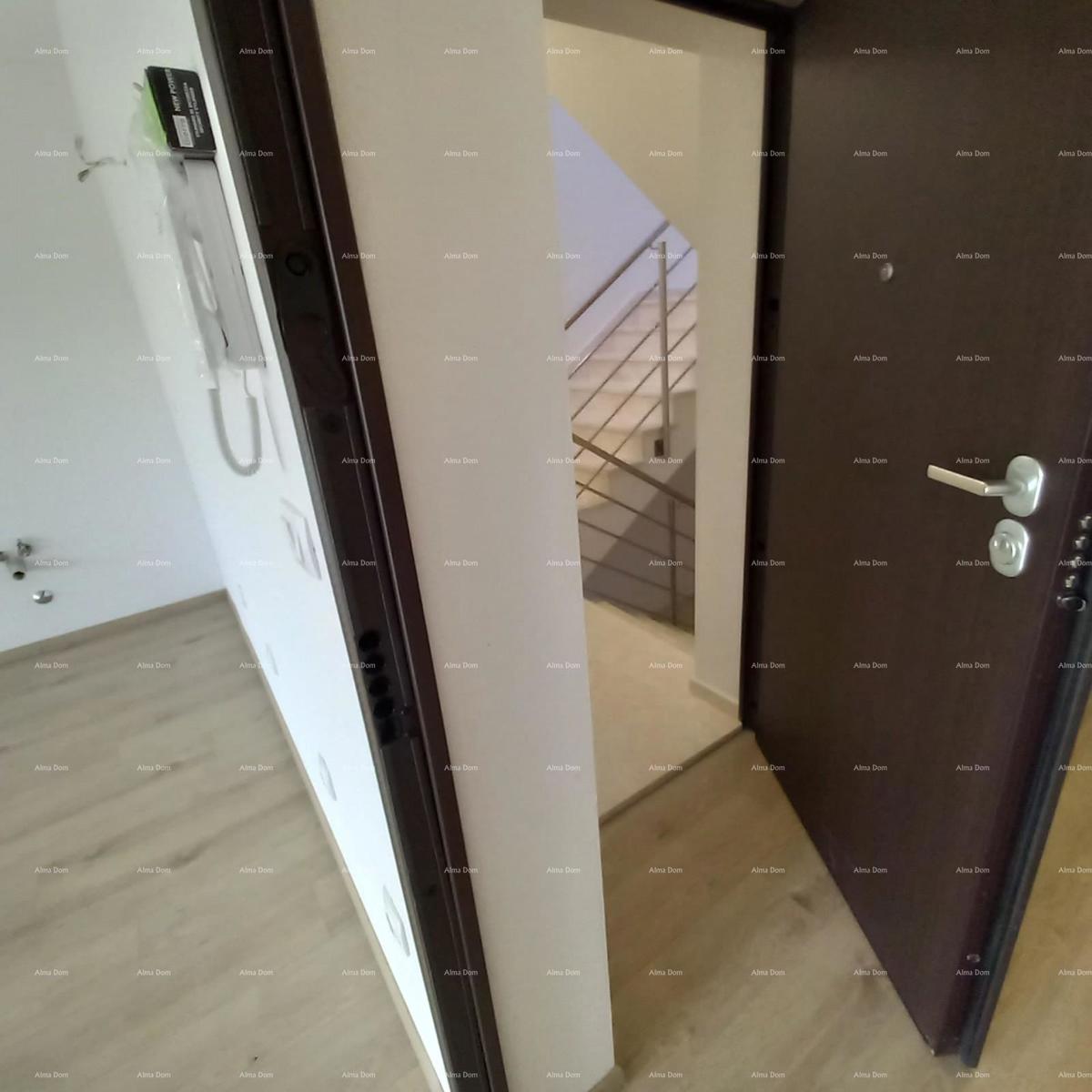 Nuova costruzione! Vendita di un appartamento con due camere da letto e garage. Vicinanza al mare! Medulin!