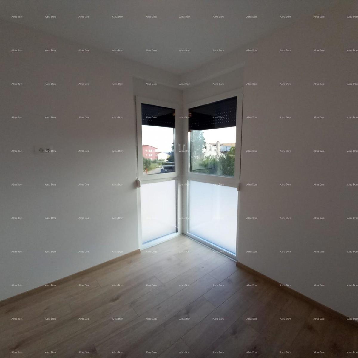 Nuova costruzione! Vendita di un appartamento con due camere da letto e garage. Vicinanza al mare! Medulin!