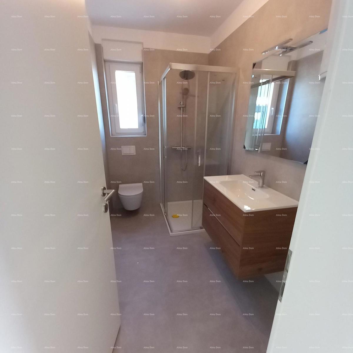 Nuova costruzione! Vendita di un appartamento con due camere da letto e garage. Vicinanza al mare! Medulin!