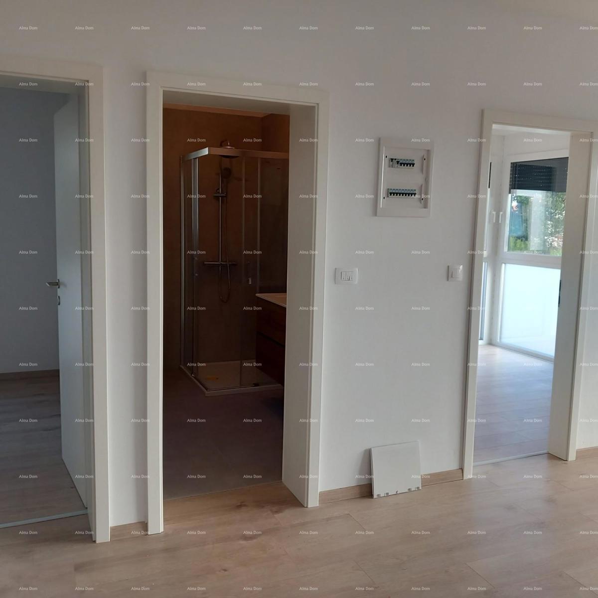 Nuova costruzione! Vendita di un appartamento con due camere da letto e garage. Vicinanza al mare! Medulin!