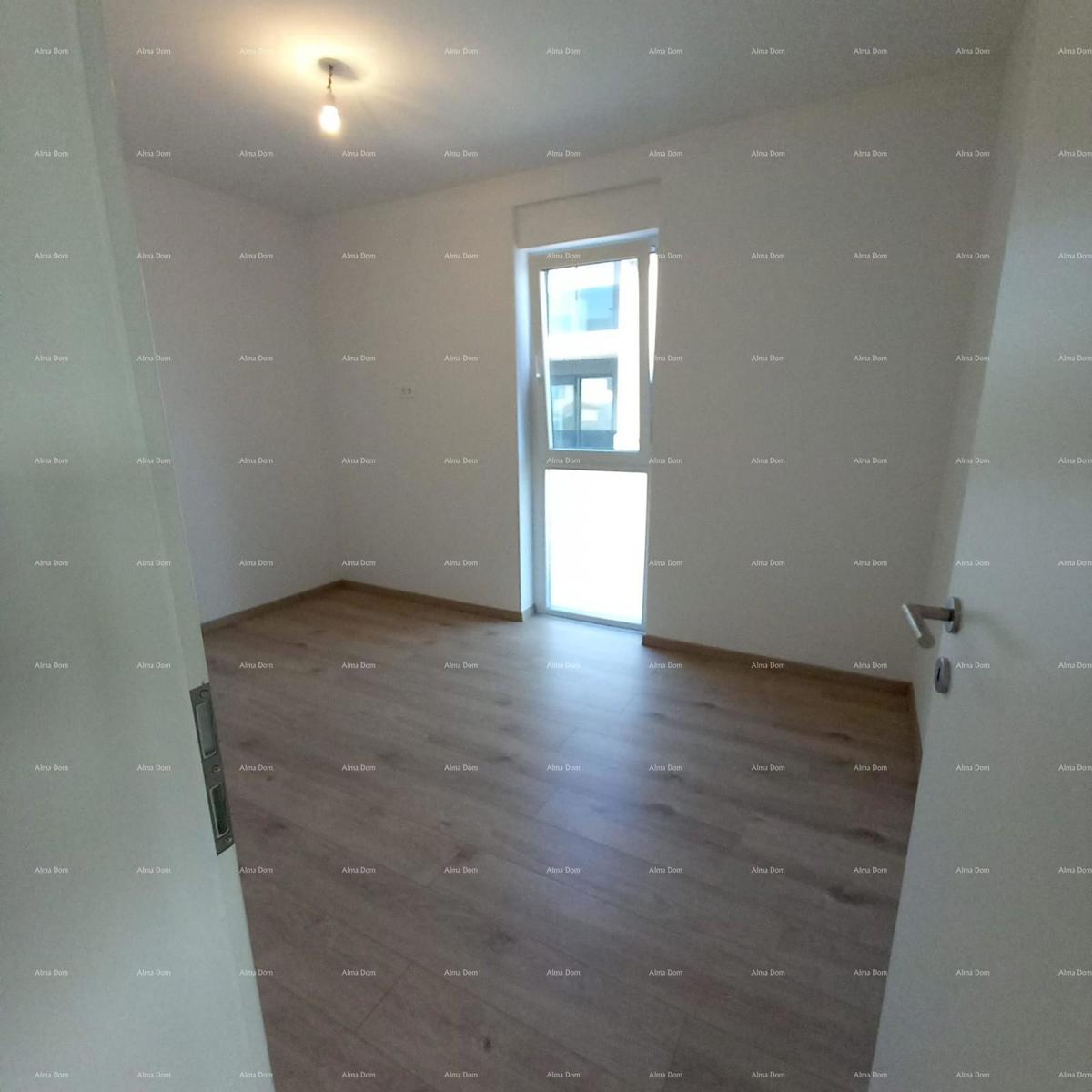 Nuova costruzione! Vendita di un appartamento con due camere da letto e garage. Vicinanza al mare! Medulin!