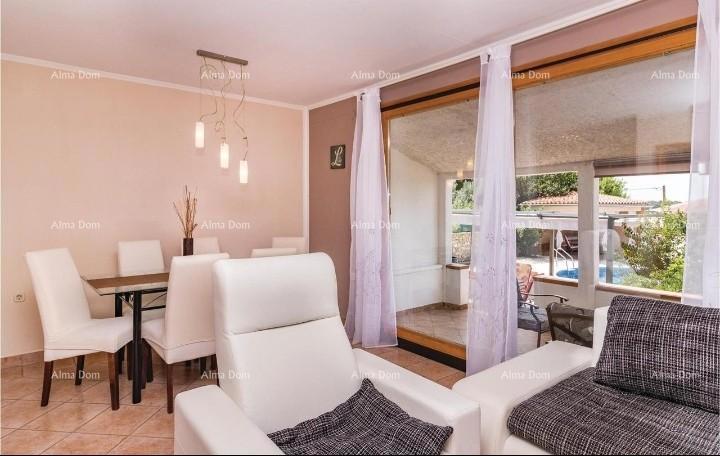 Casa con piscina in posizione tranquilla, Pula