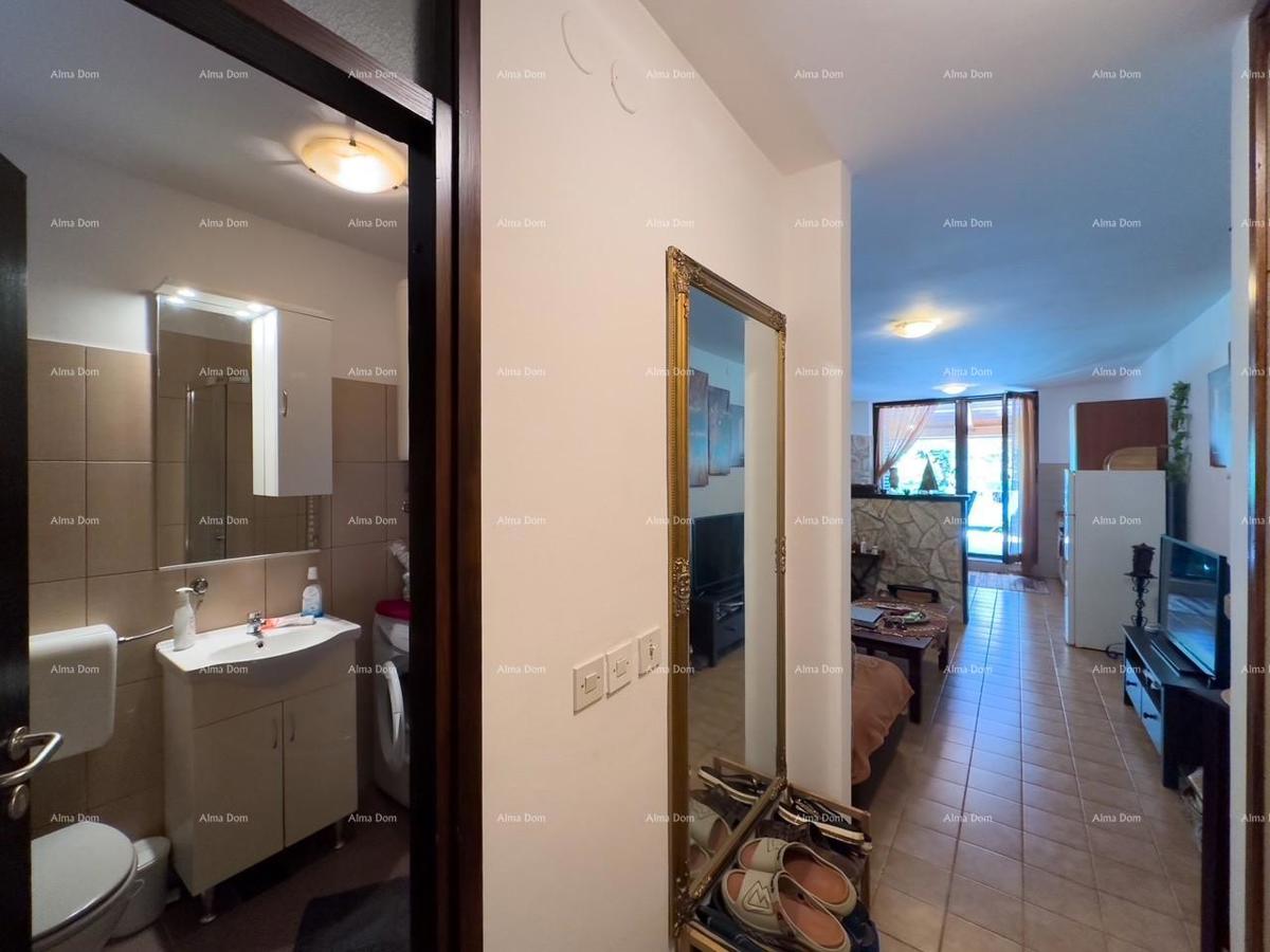 Vendiamo un appartamento a Duga Uvala vicino al mare.