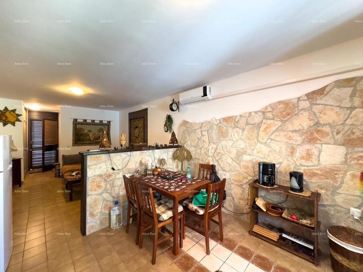 Vendiamo un appartamento a Duga Uvala vicino al mare.